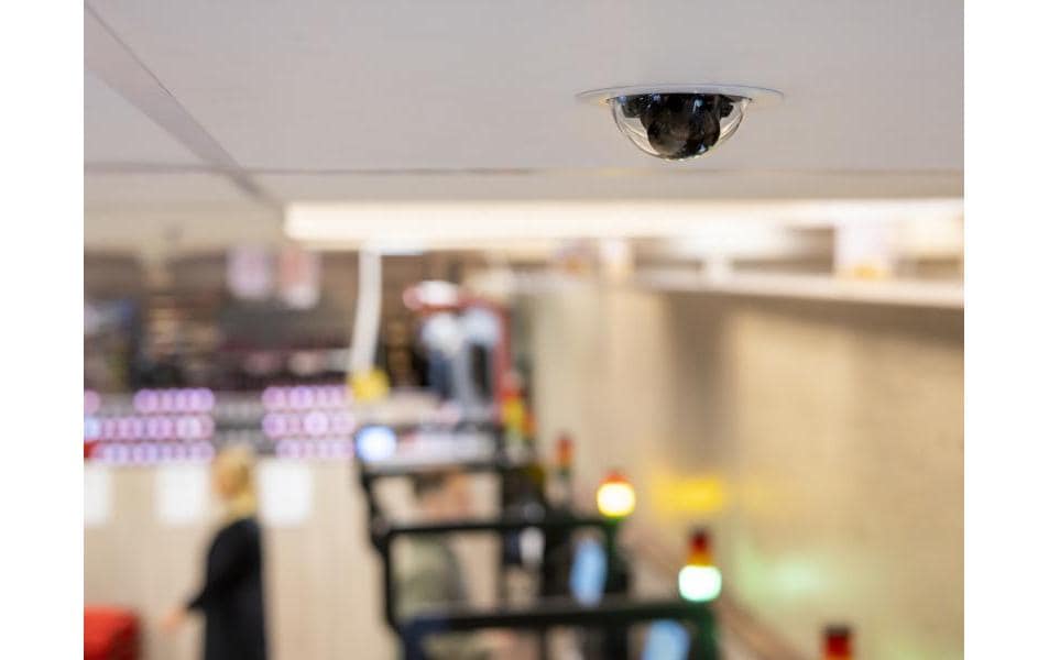 Netzwerkkamera M4218-V<br>8-MP-Dome-Kamera mit Variofokusobjektiv und Deep Learning