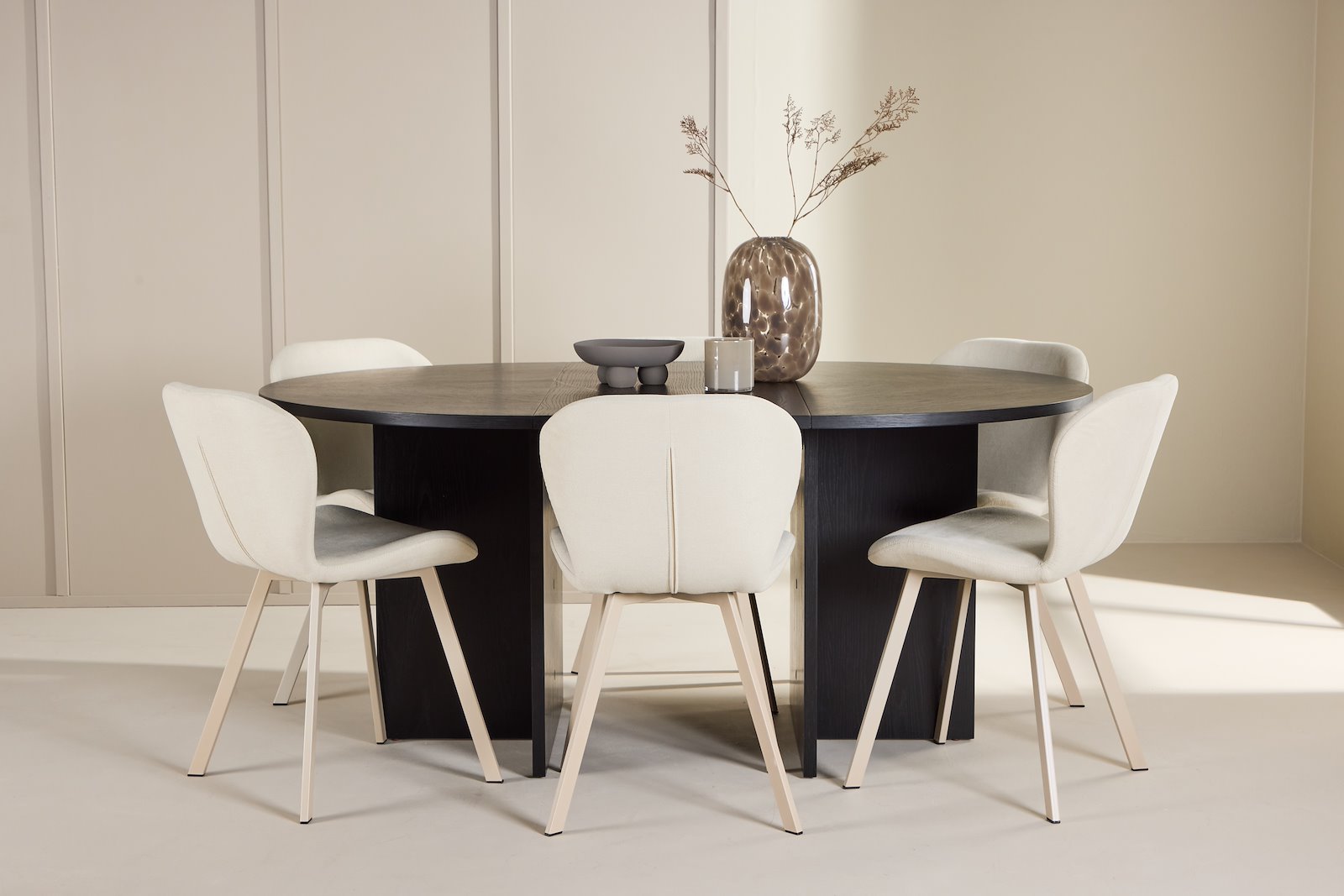 Strada og Lilja Spisegruppe Strada rundt spisebord ø120cm i sort med 6 stk.Lilja spisestoler i Beige og hvite ben. Kan bli 170 cm ved bruk av tilhørende ileggsplater.