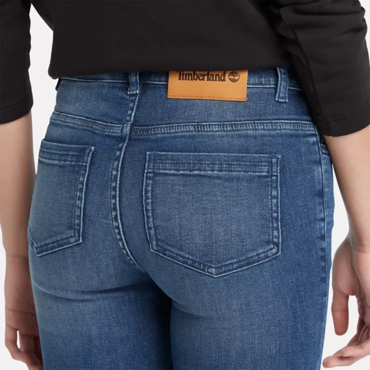 Calça jeans skinny feminina na cor índigo.