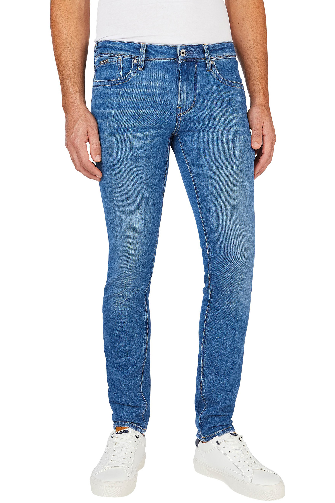 Calça jeans com corte justo, foto de banheiro