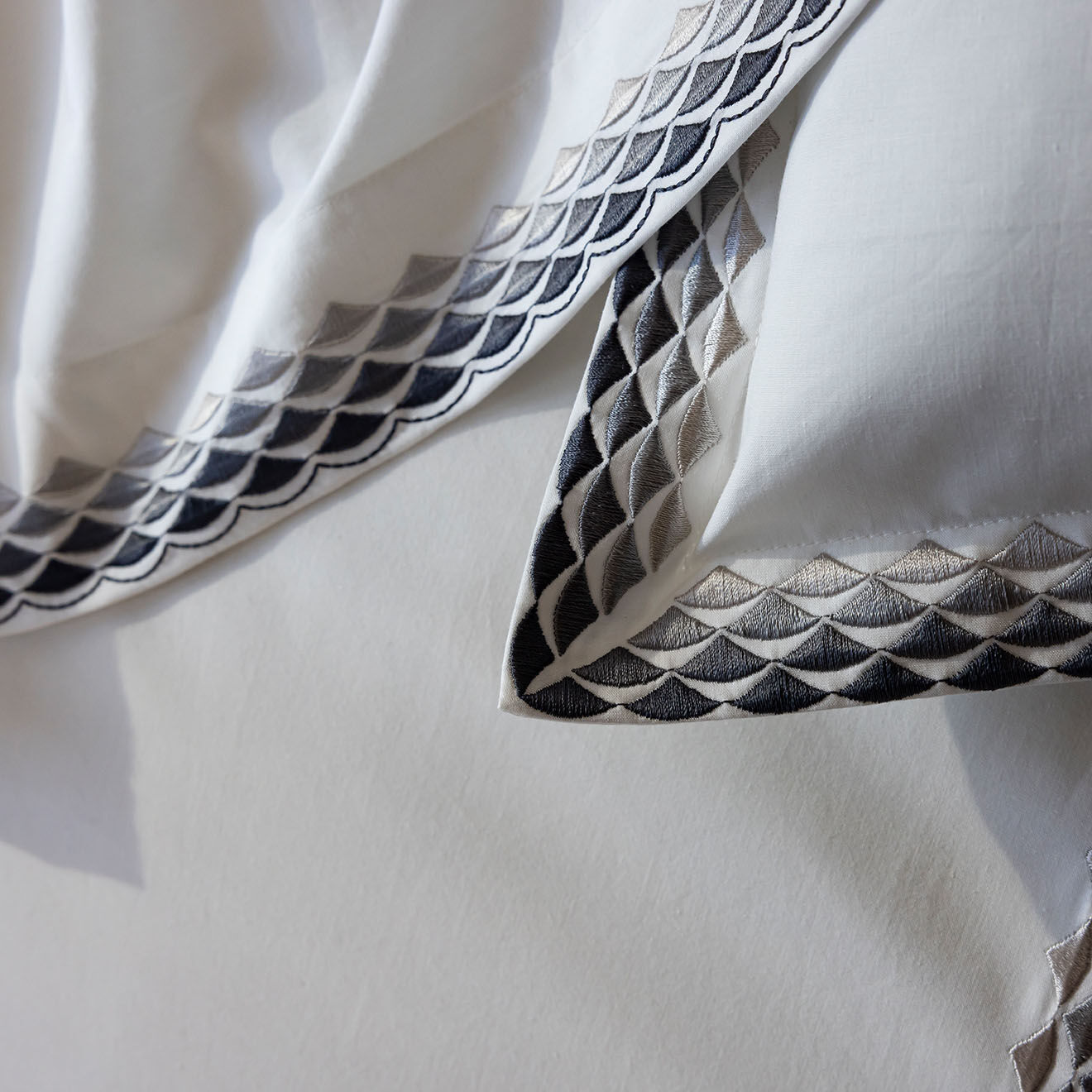 Perle de Coton Taie d'oreiller en Percale de Coton Alcott blanc/gris
