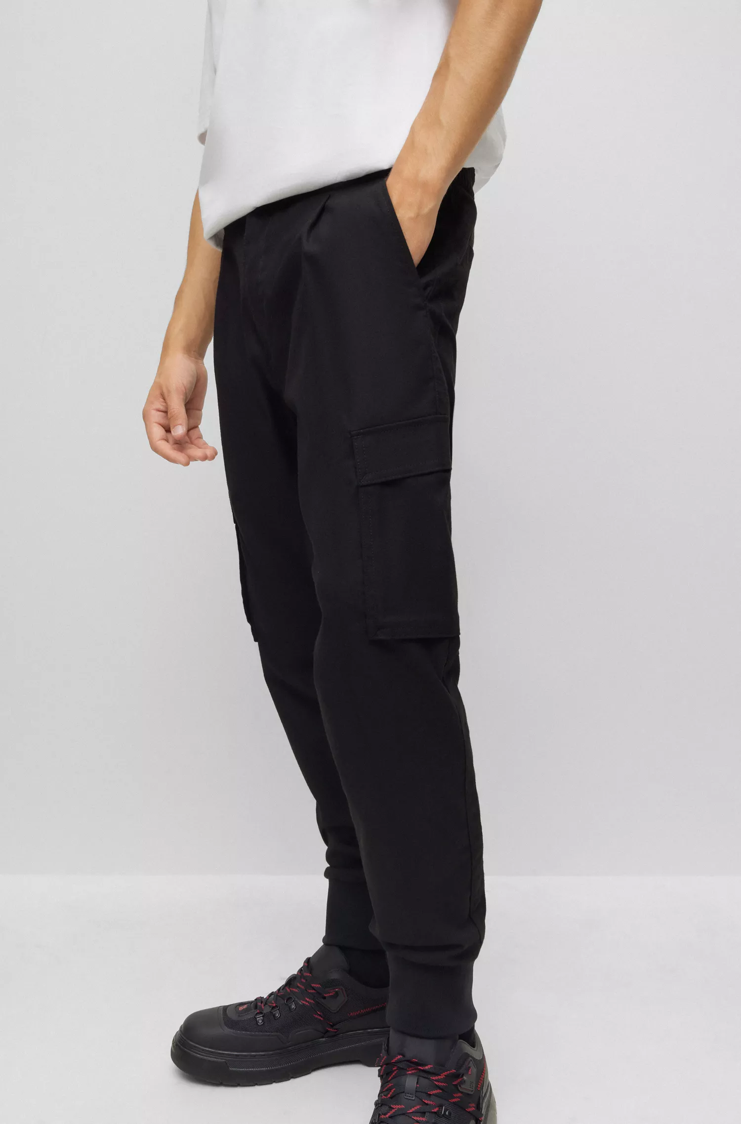 Calça cargo slim fit HUGO com punho vermelho em sarja escovada