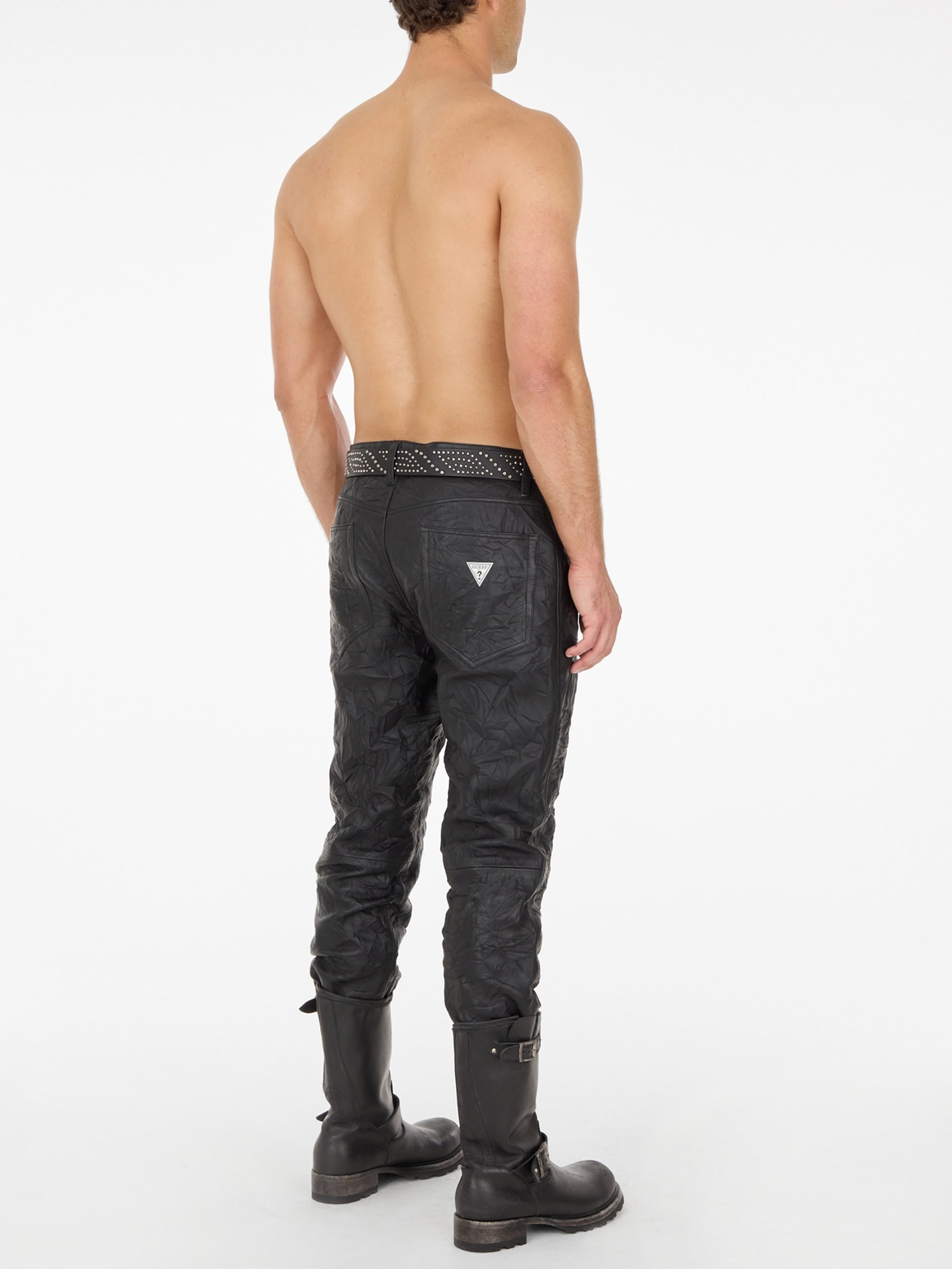 calça de couro enrugado