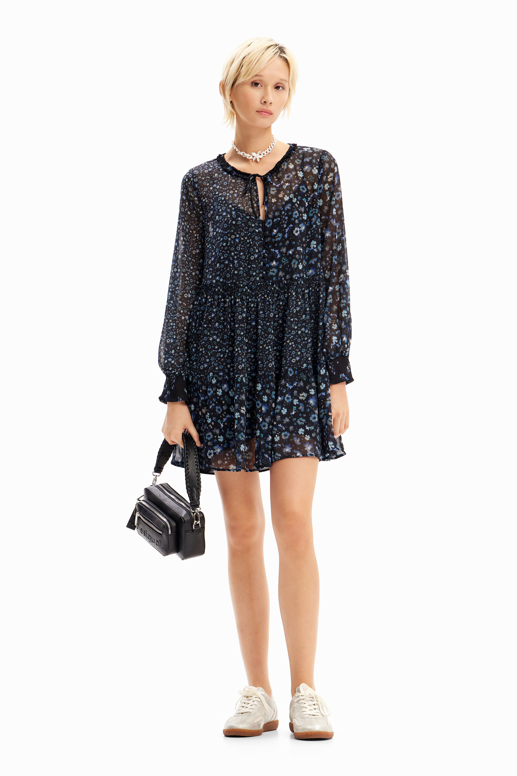 Vestido curto gasa flores
