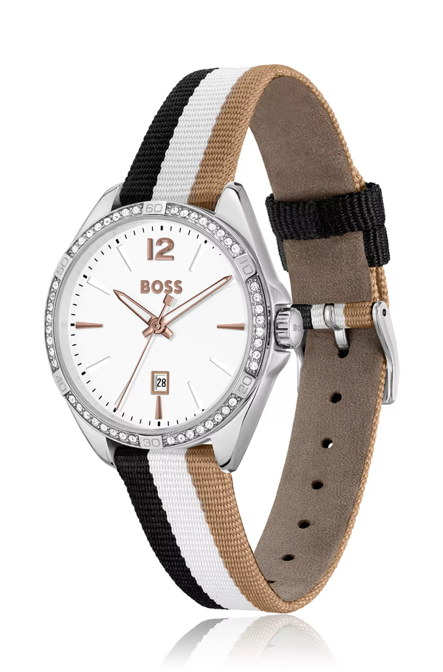 Relógio BOSS com mostrador preto e branco, pulseira listrada e detalhes em cristal.