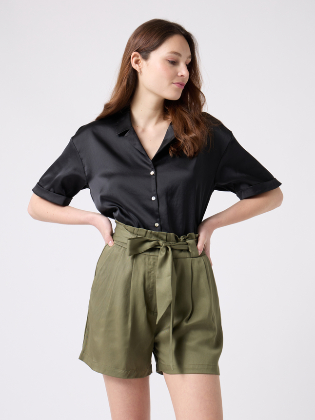 Chemise satinée manches courtes