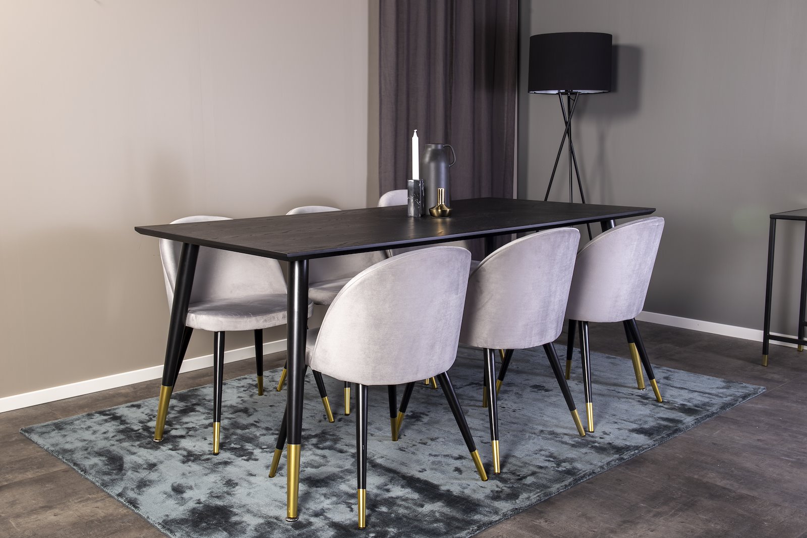 Dipp og Velvet Spisegruppe Dipp spisebord i sort finér med 6 stk. Velvet spisestoler i Grå fløyel og messing ben.