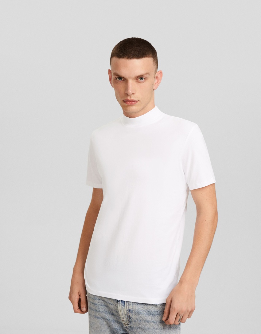 Camiseta de manga curta e gola alta