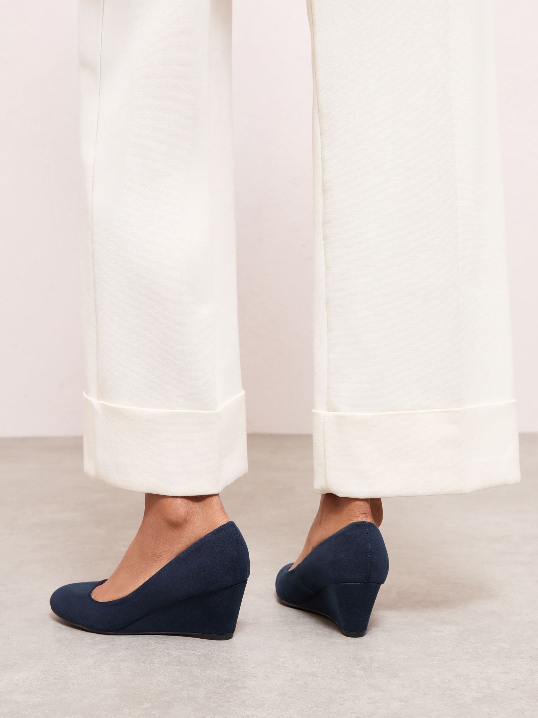 Marineblauw - Friends Like These pumps met ronde neus en middelhoge sleehak