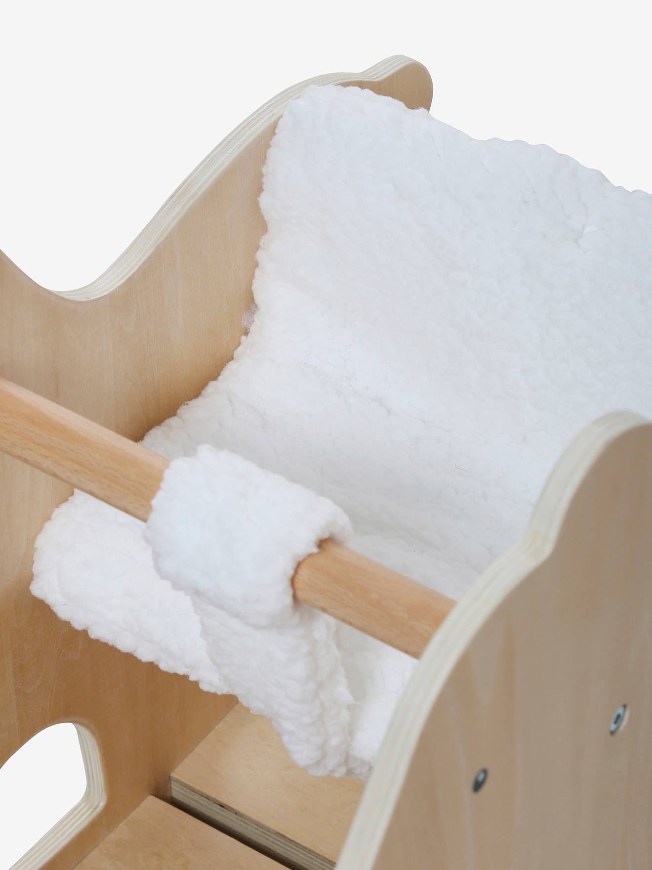 Cadeira de balanço Urso Polar em madeira com certificação FSC®, bege médio, lisa com detalhes decorativos.