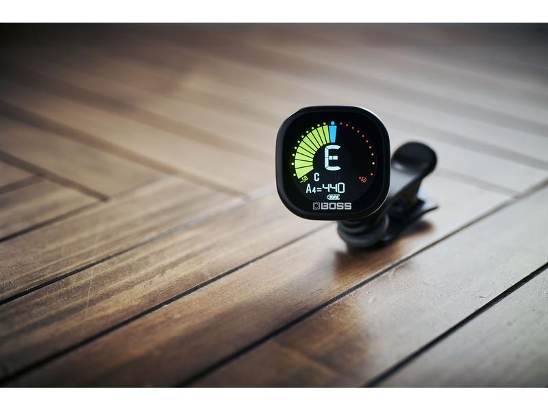 BOSS Stimmgerät TU-05 Clip-On Tuner mit grossem Farbdisplay