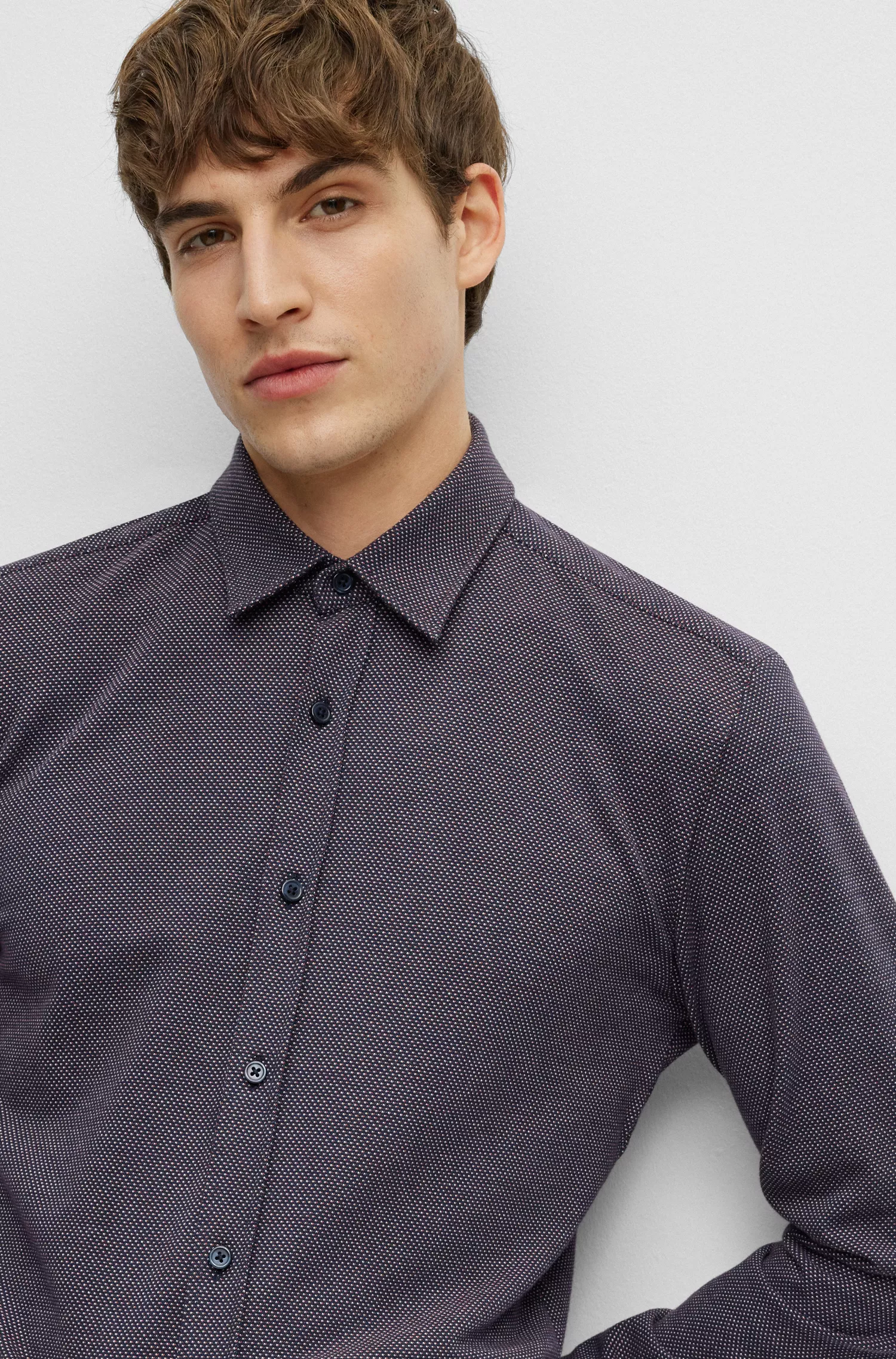 Camisa BOSS preta de corte slim em algodão estruturado.