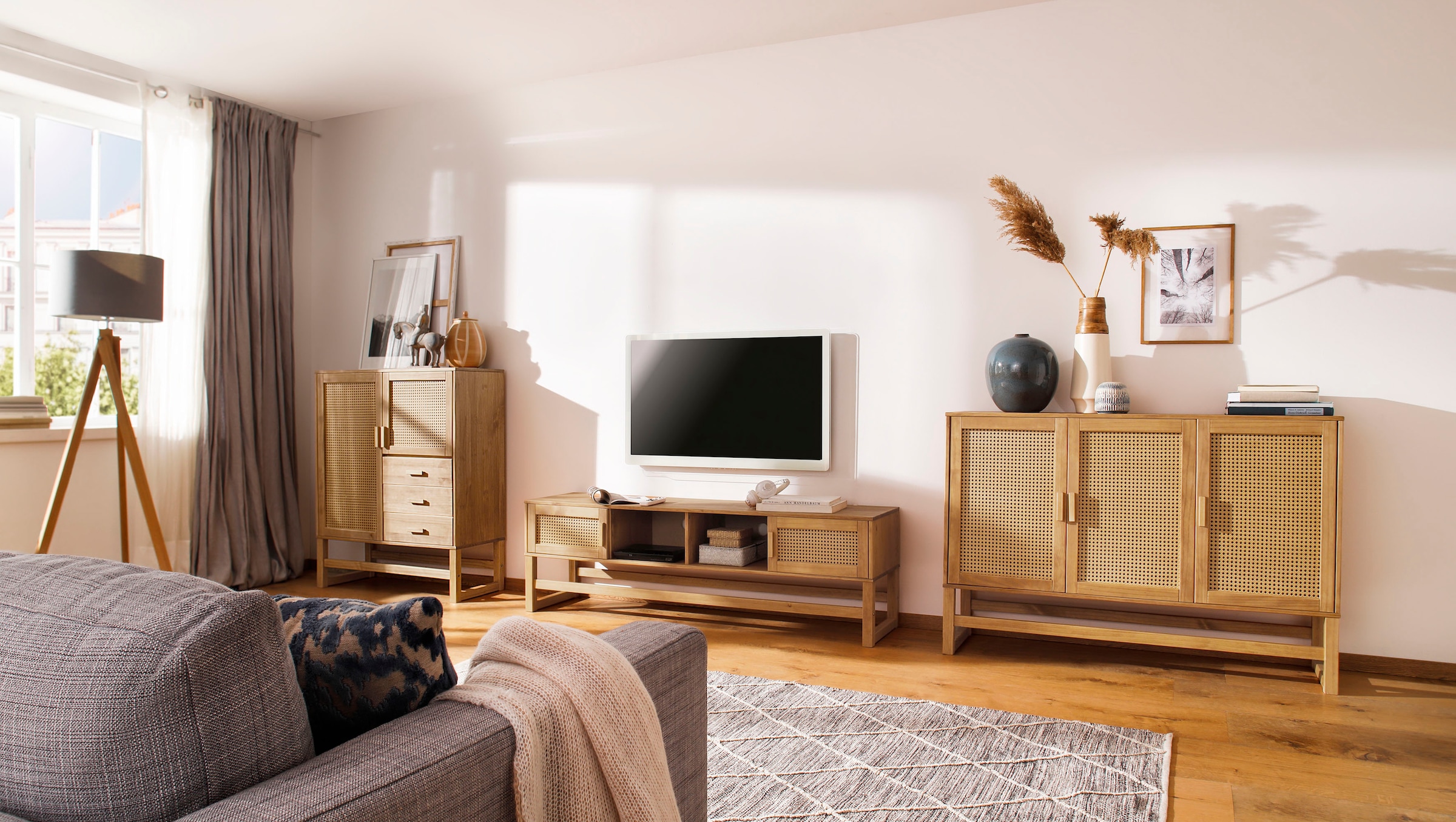 Home affaire Highboard »Linz« Stauraumschrank mit Rattangeflecht auf den Türfronten, Massivholz