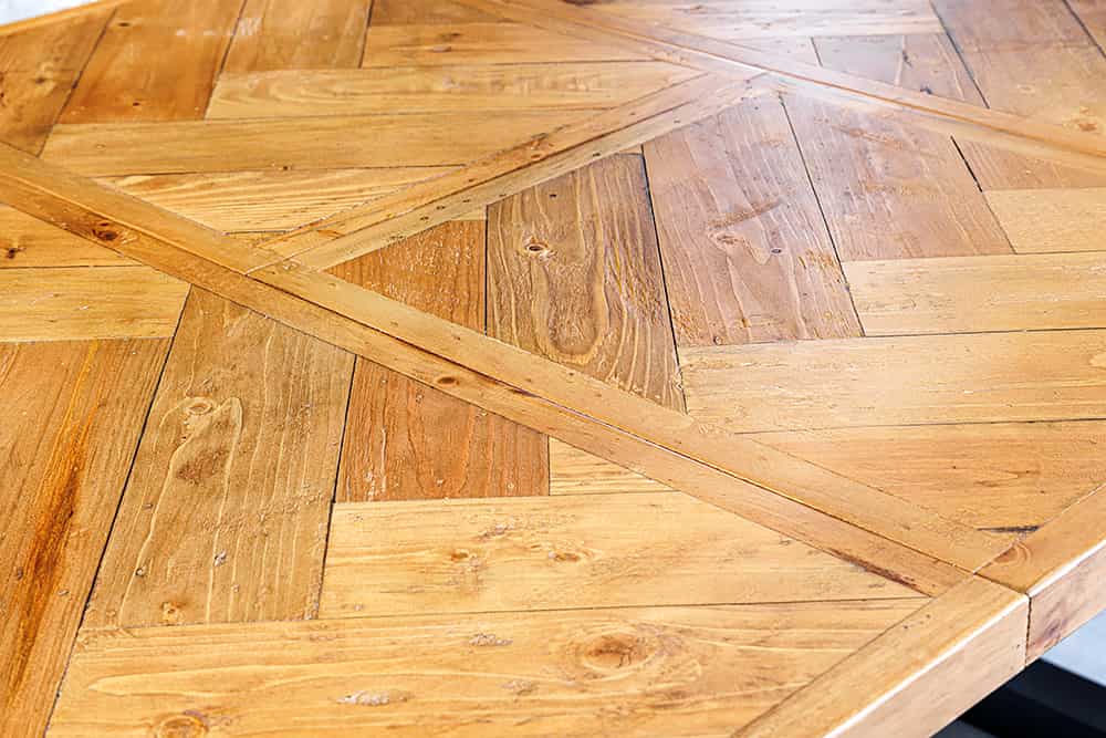 Ausziehbarer Esstisch MOSAIK 160-200cm braun Pinie recyceltes Massivholz Metall schwarz
