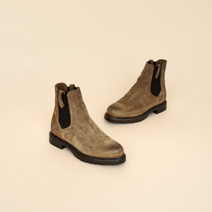 Bottines à semelles crantées et élastiques  en croute taupe