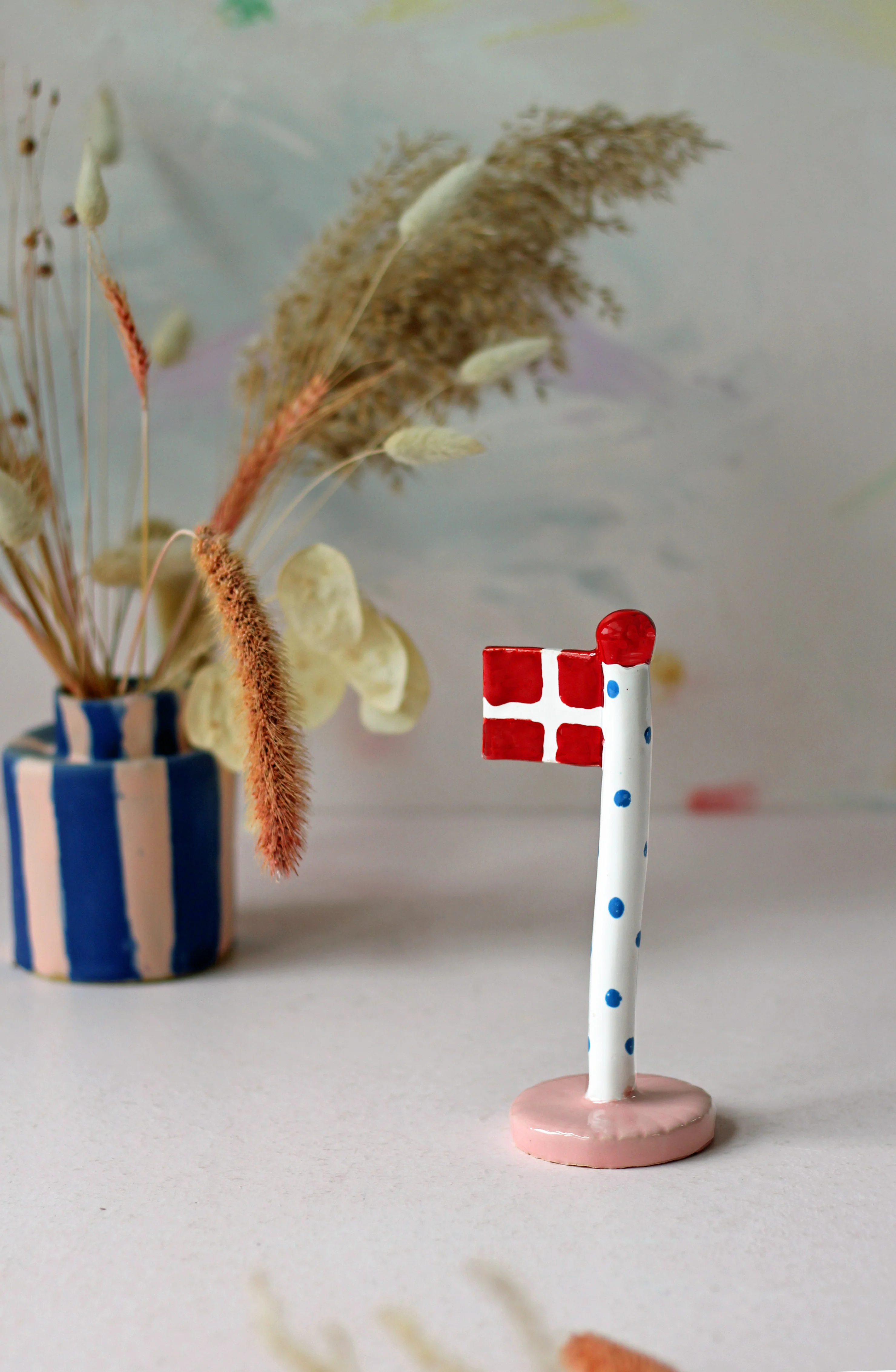 TheClayPlay  Polkadotflag med lyserød fod m. rød knop - H14-18 cm.
