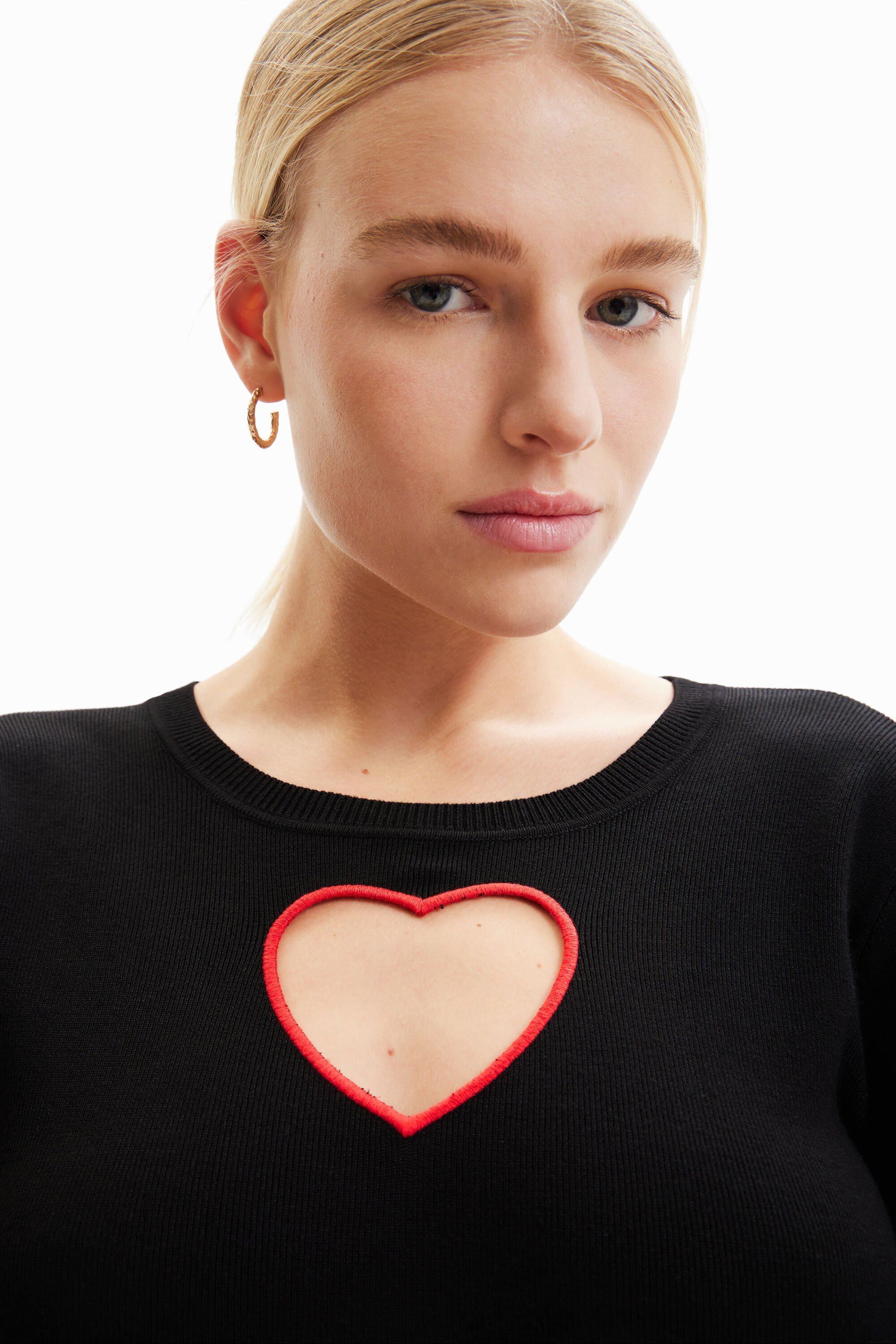 Pull découpe cœur
