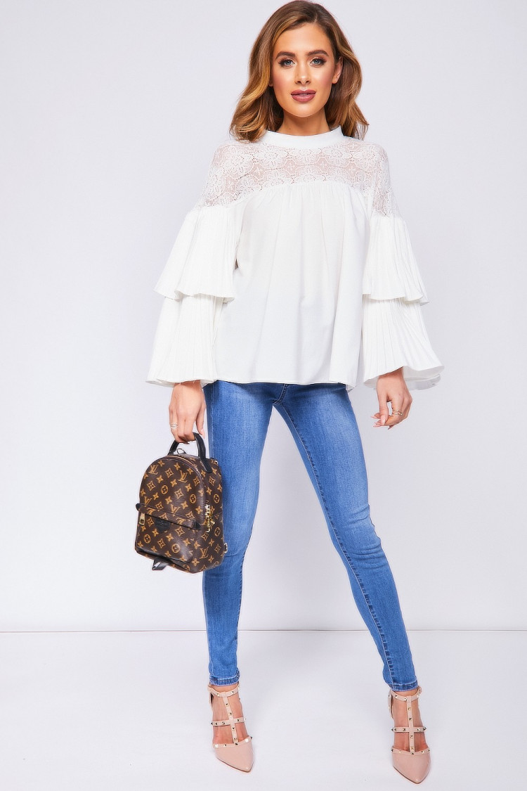 Blouse blanche à manches longues et volants plissés