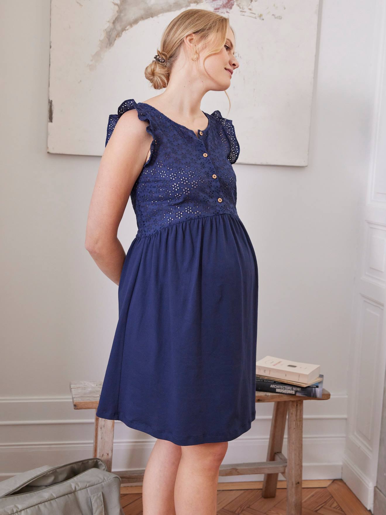 Vestido curto de malha com bordado inglês para gestantes e lactantes, cinza pérola