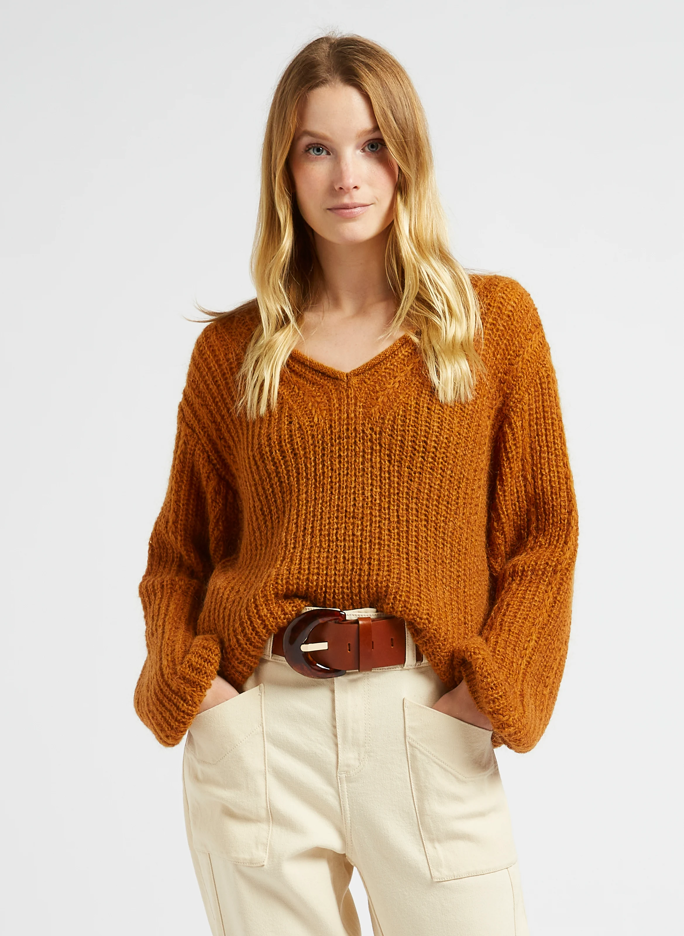 TING - Pull ample col V en maille | Marron