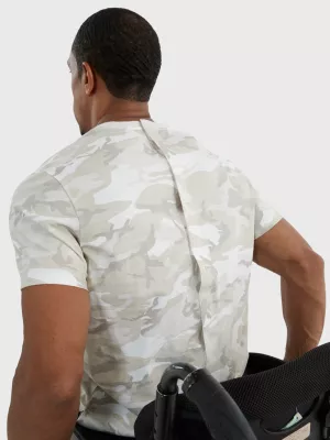 Camiseta com logo de camuflagem adaptável