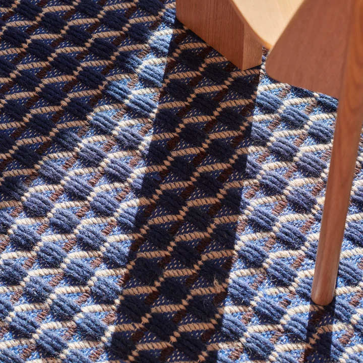 HAY - Channel Teppich, 170 x 240 cm, blau / weiss