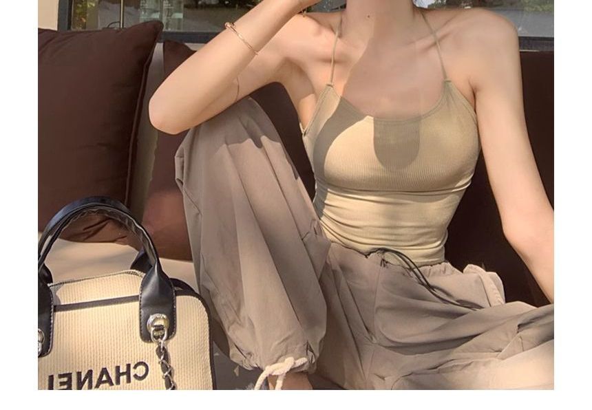 Gwendolyn - Haltertop met open rug en gewatteerde crop top