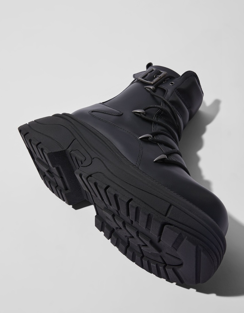 Botas masculinas robustas com fivelas