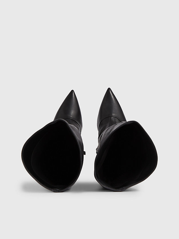 Botas de cano curto de couro com salto agulha