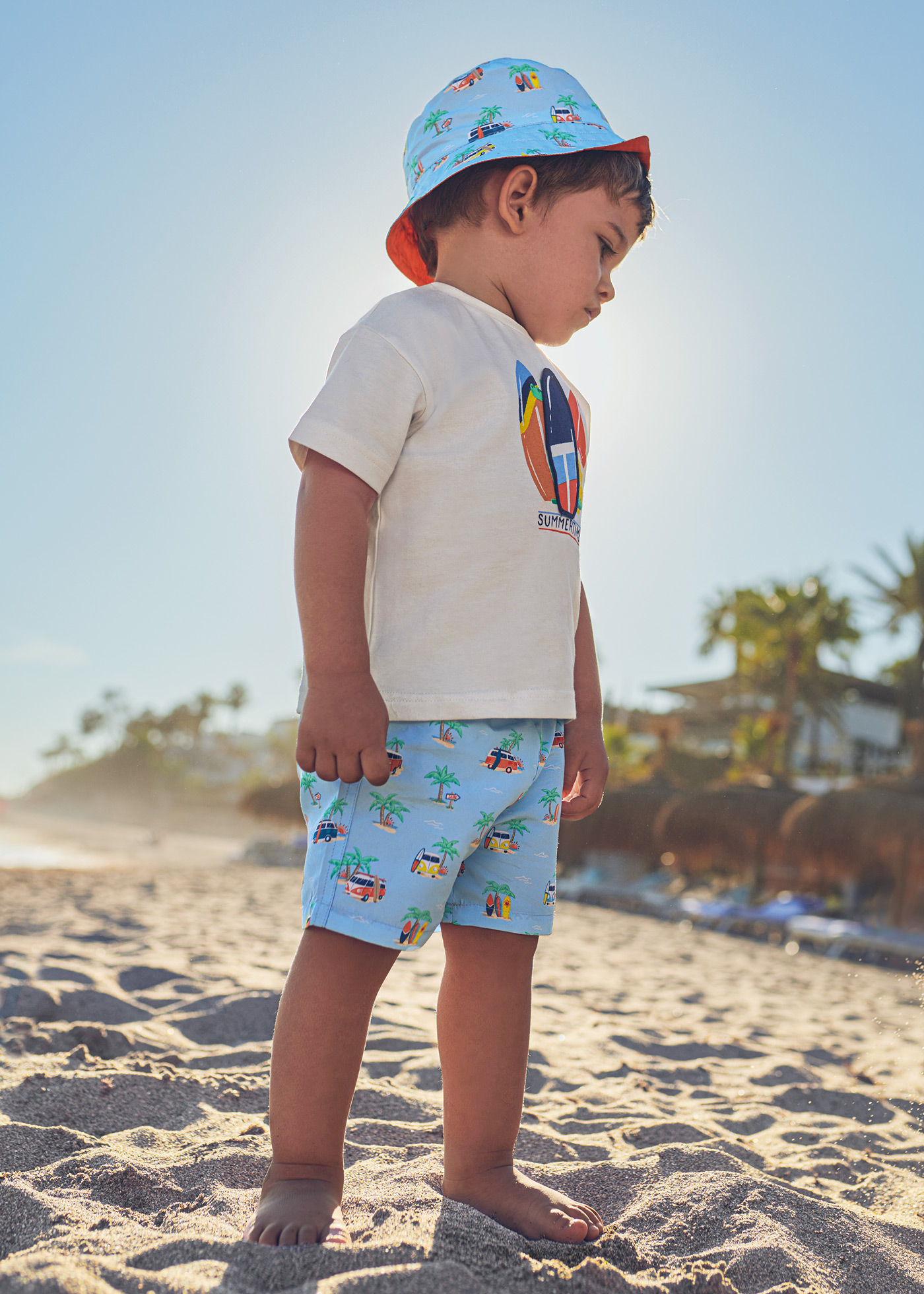 Conjunto de duas peças com chapéu e maiô estampado para bebê