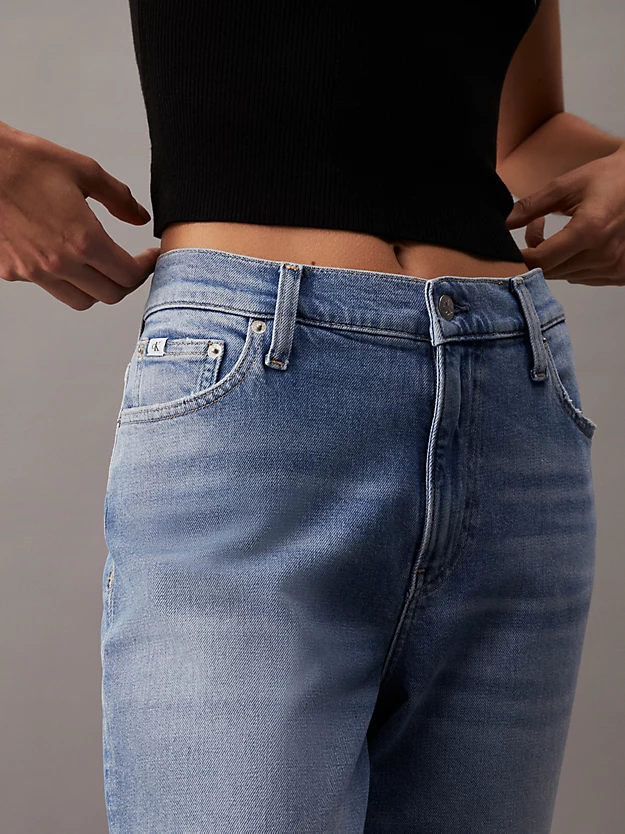 Calça jeans de mãe