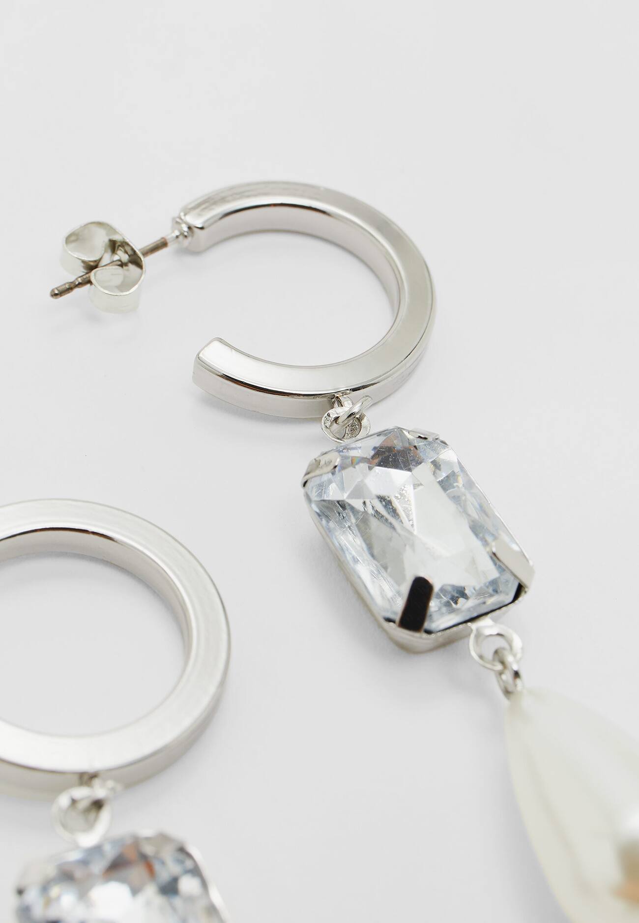 Brincos com strass e pérolas artificiais