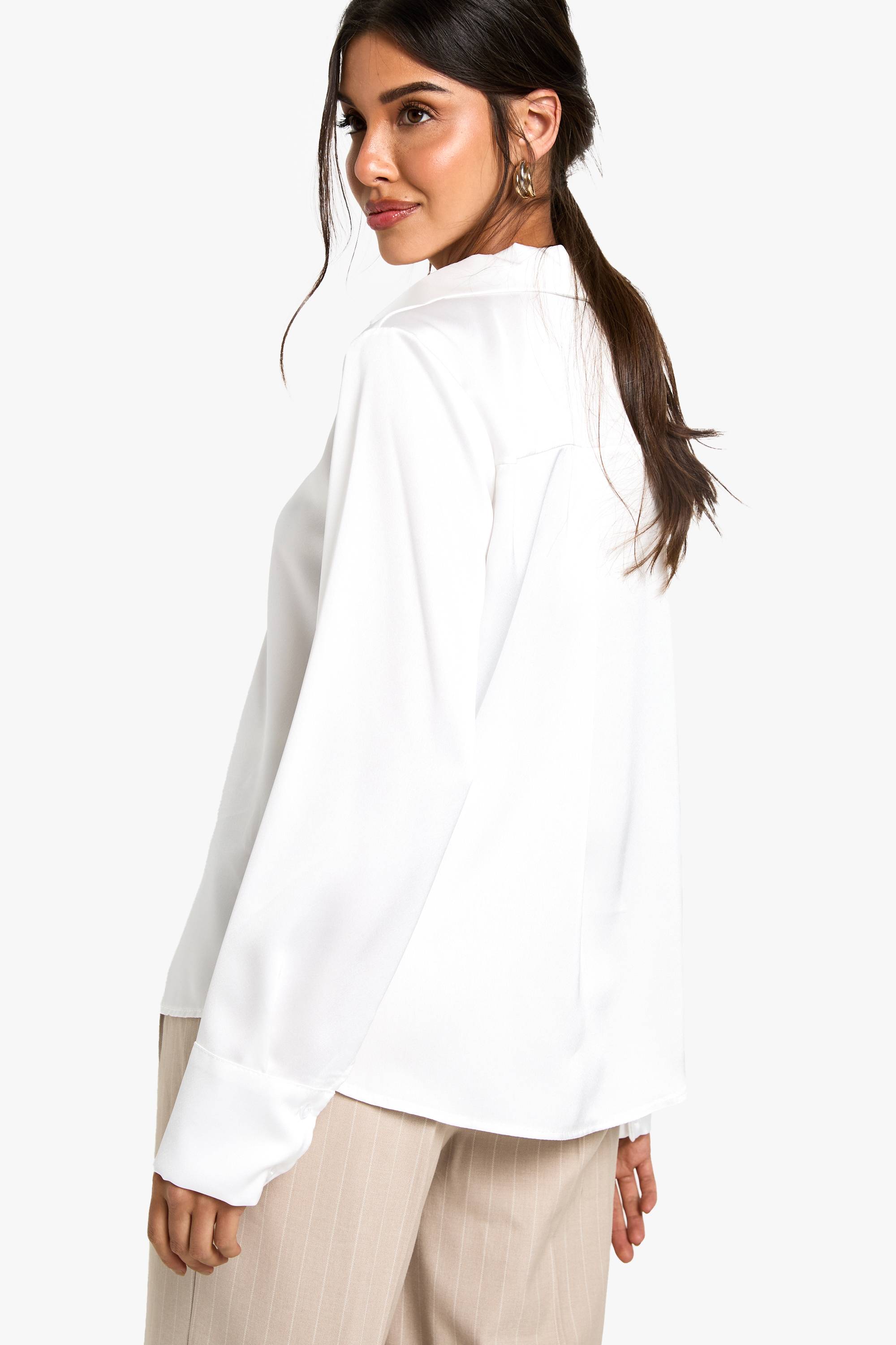 boohoo Chemise en satin à boutons et col en V