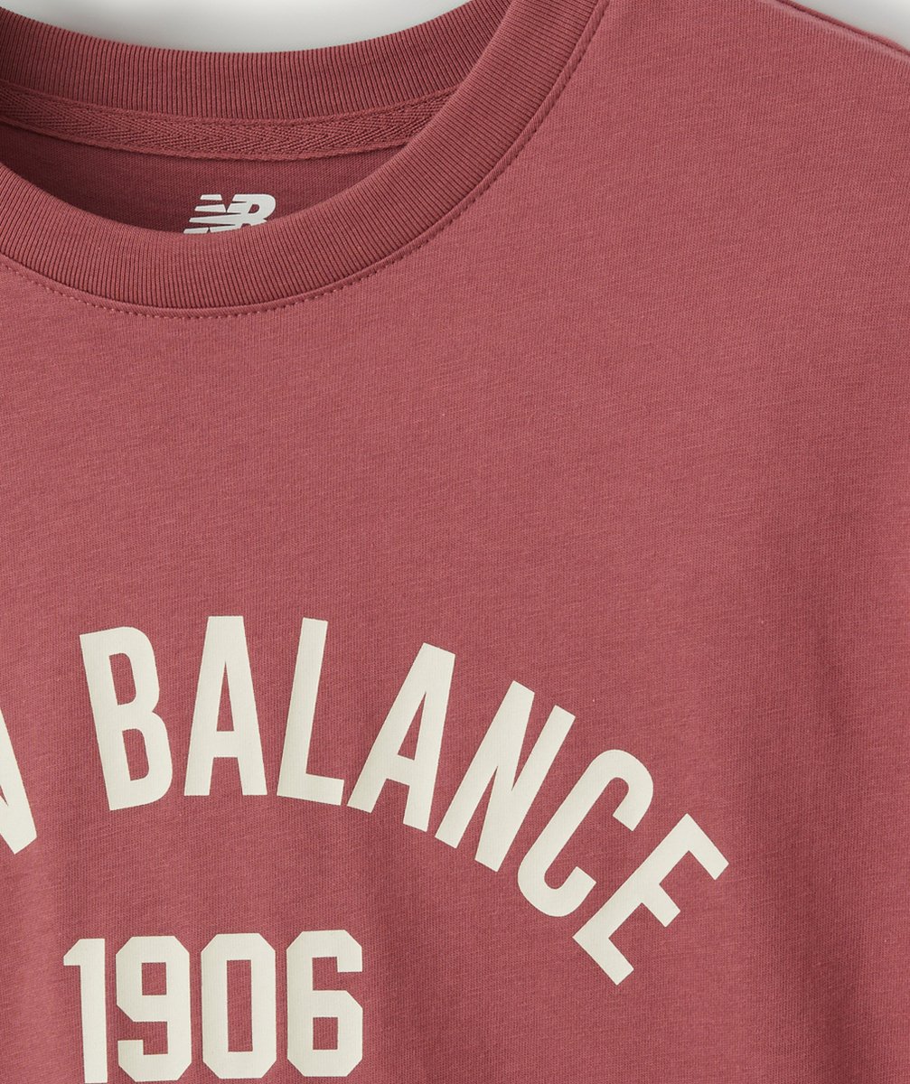 NEW BALANCETEE-SHIRT OVERSIZED VARSITY BORDEAUX FILLE