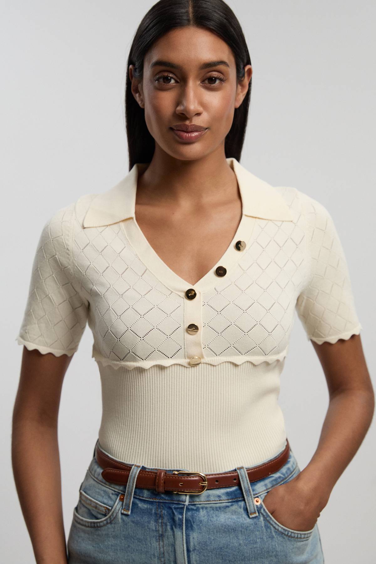 KarenMillen Haut Petite À Manches Courtes Col Côtelé Avec Détails De Points Tricotés