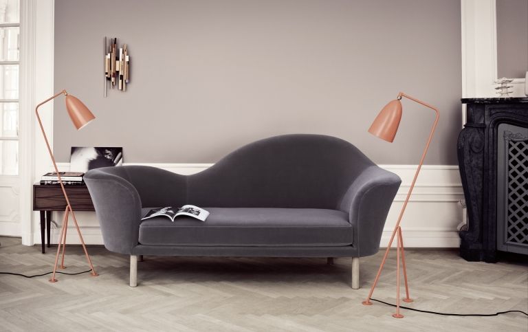 Gubi Gräshoppa vloerlamp warm grey