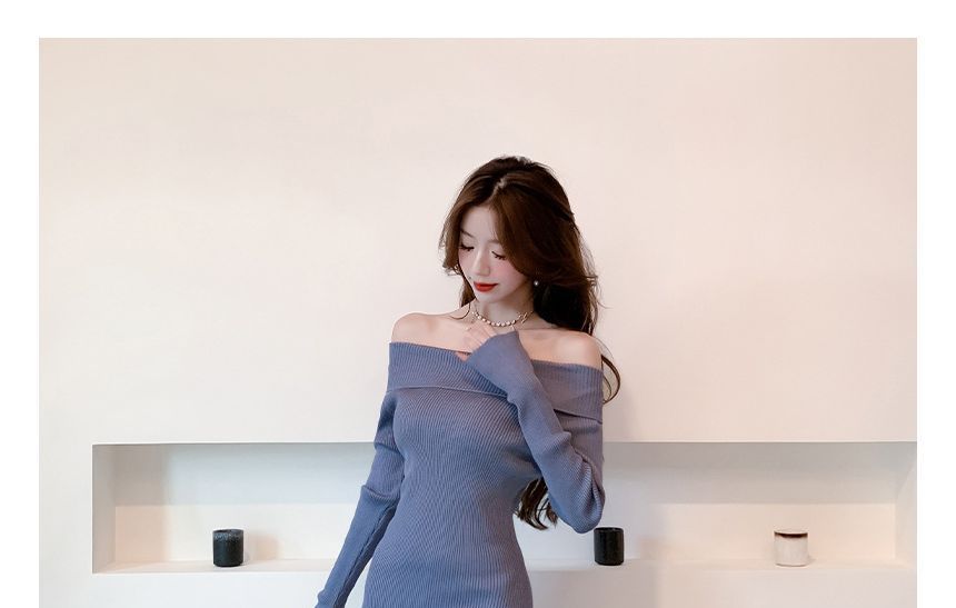 Yilda - Lange mouw off-shoulder effen gebreide midi-jurk met zijsplit