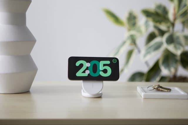 Belkin BoostCharge 2-i-1 15W Qi2 magnetisk oplader (hvid)