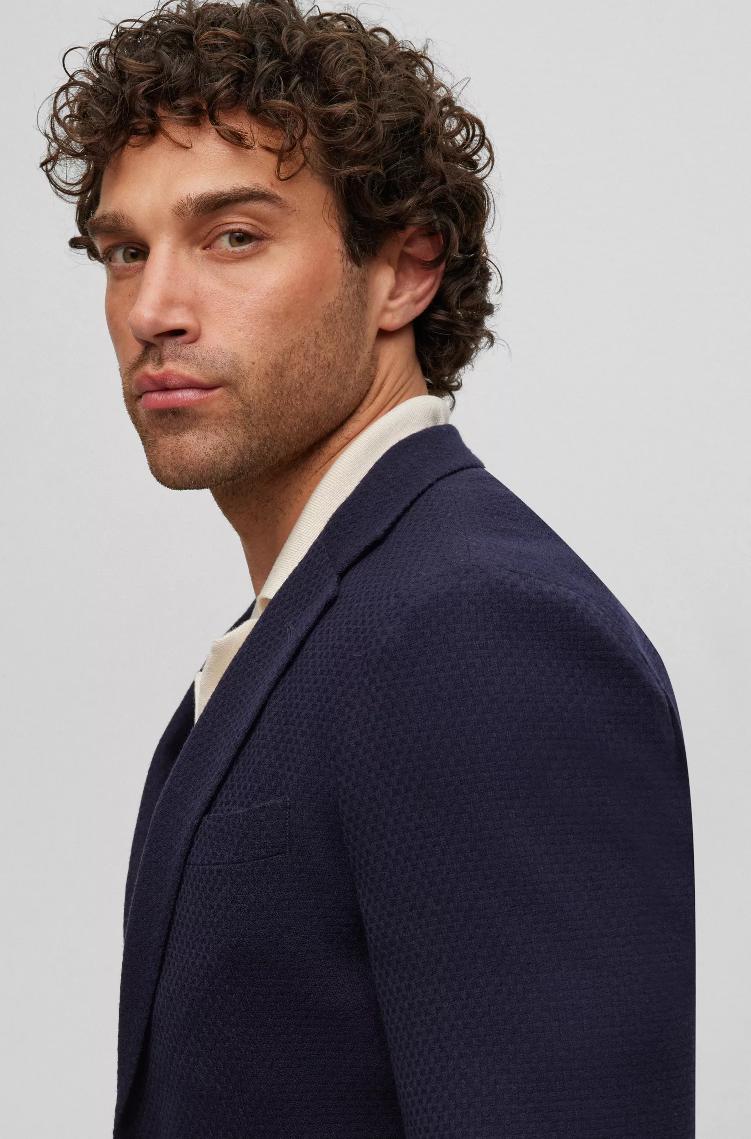 Jaqueta BOSS Camel Slim-fit em lã virgem com microestampa.