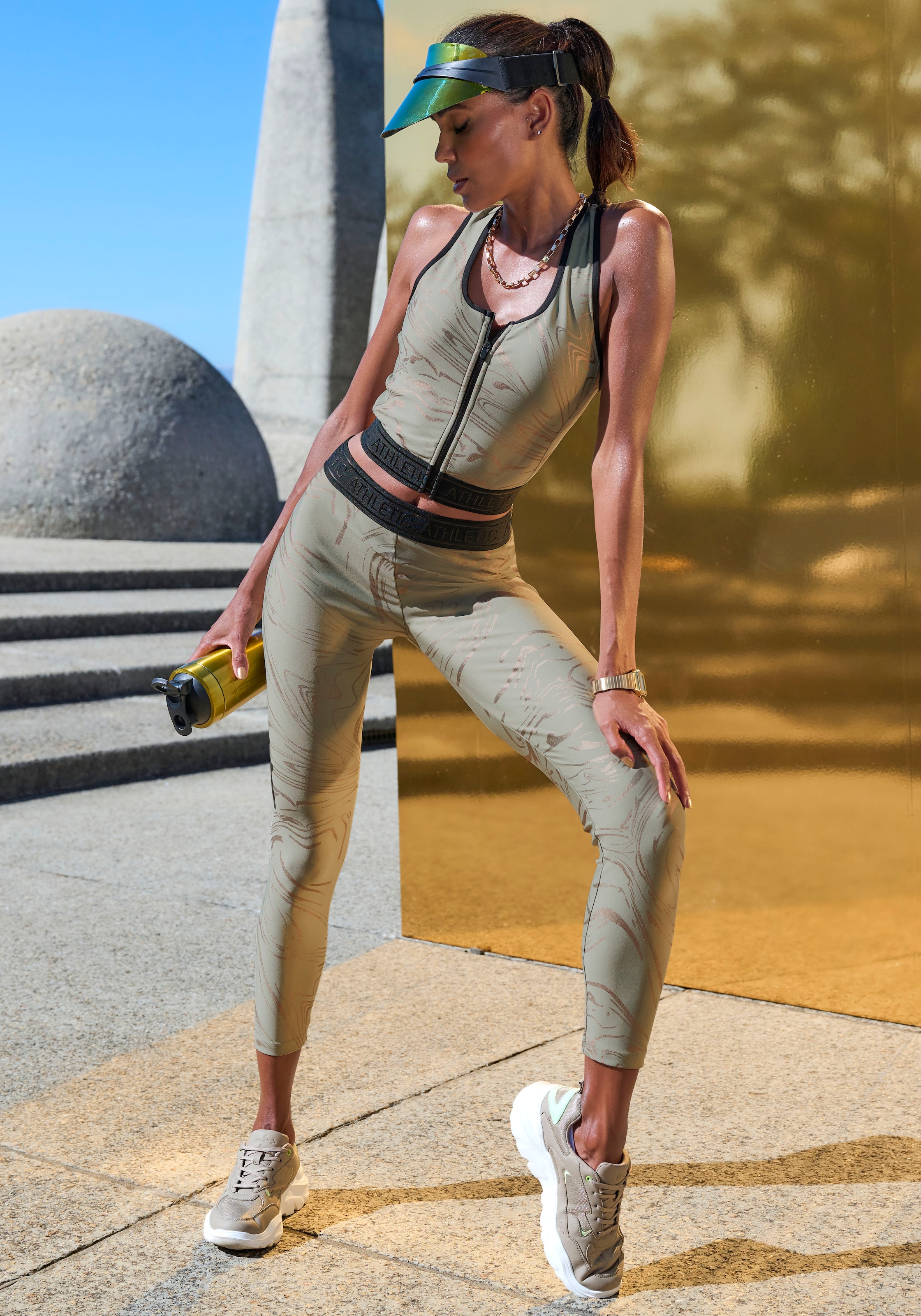 LASCANA ACTIVE Funktionsleggings  Sportleggings mit glänzendem Print und 3D Schriftzug