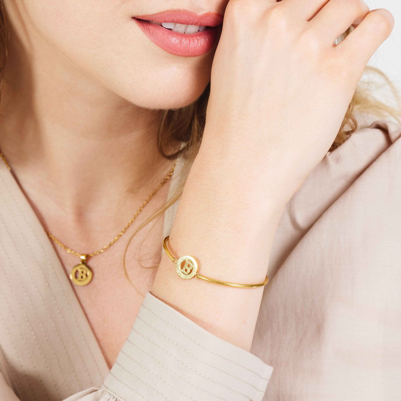 Stalen goldplated armband met letter - B