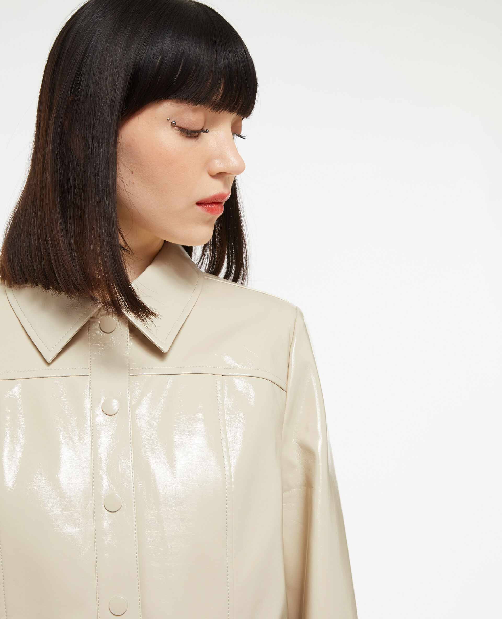Veste courte et droite en vinyle - Beige