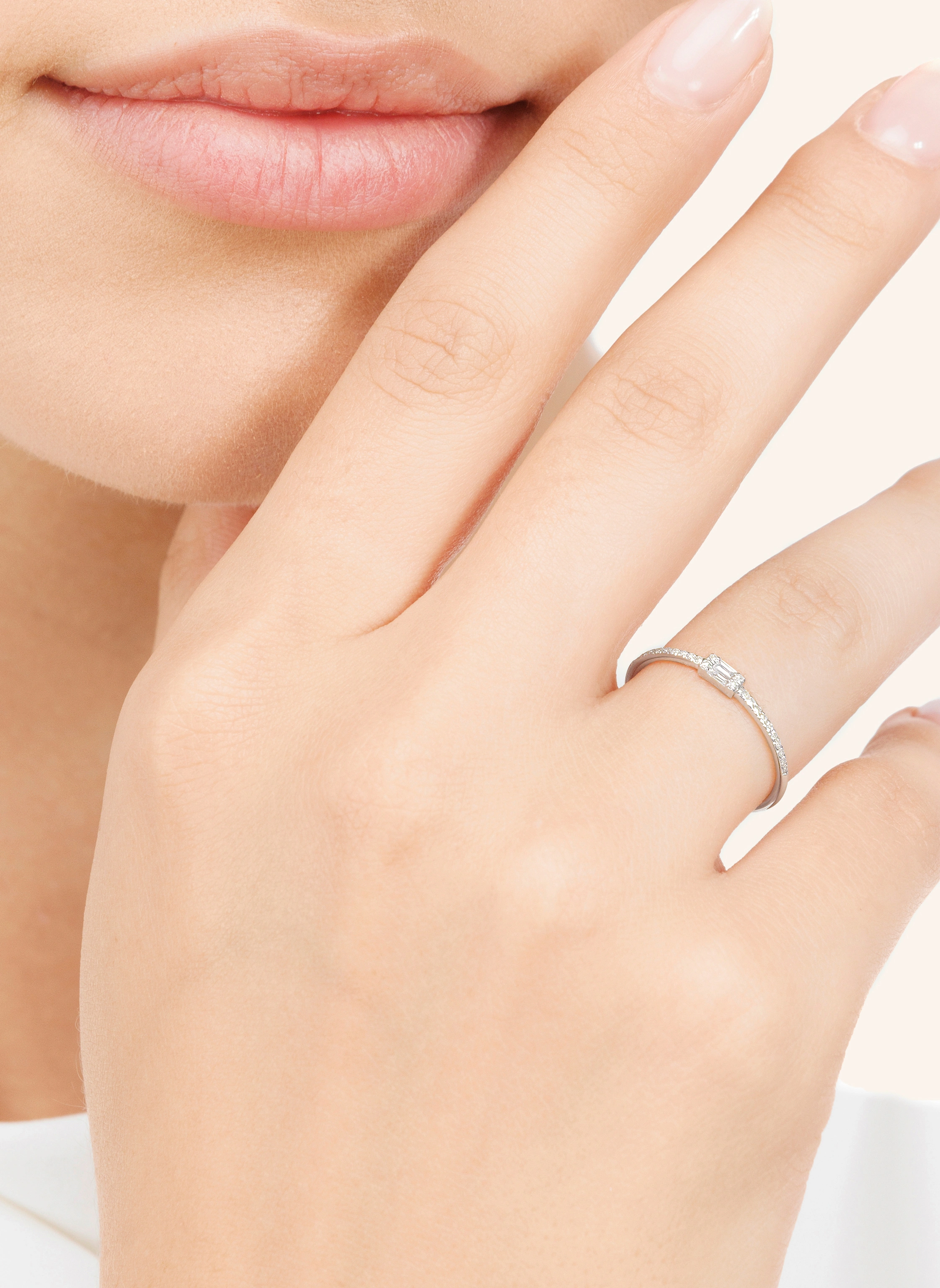 Leaf Ring TINY BAQUETTE aus 14 Karat Weißgold mit Diamanten