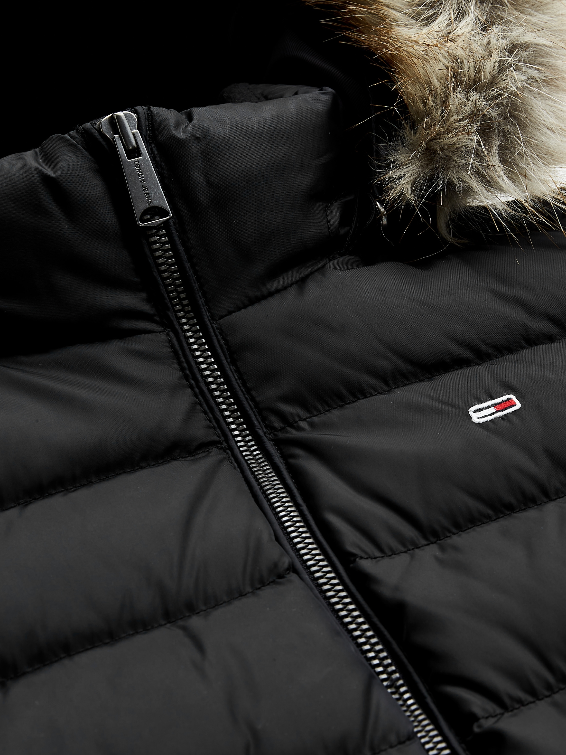 Tommy Jeans Daunenjacke »BASIC HOODED DOWN JACKET« mit Kapuze mit Fellimitat an der Kapuze & Tommy Jeans Logo-Flag