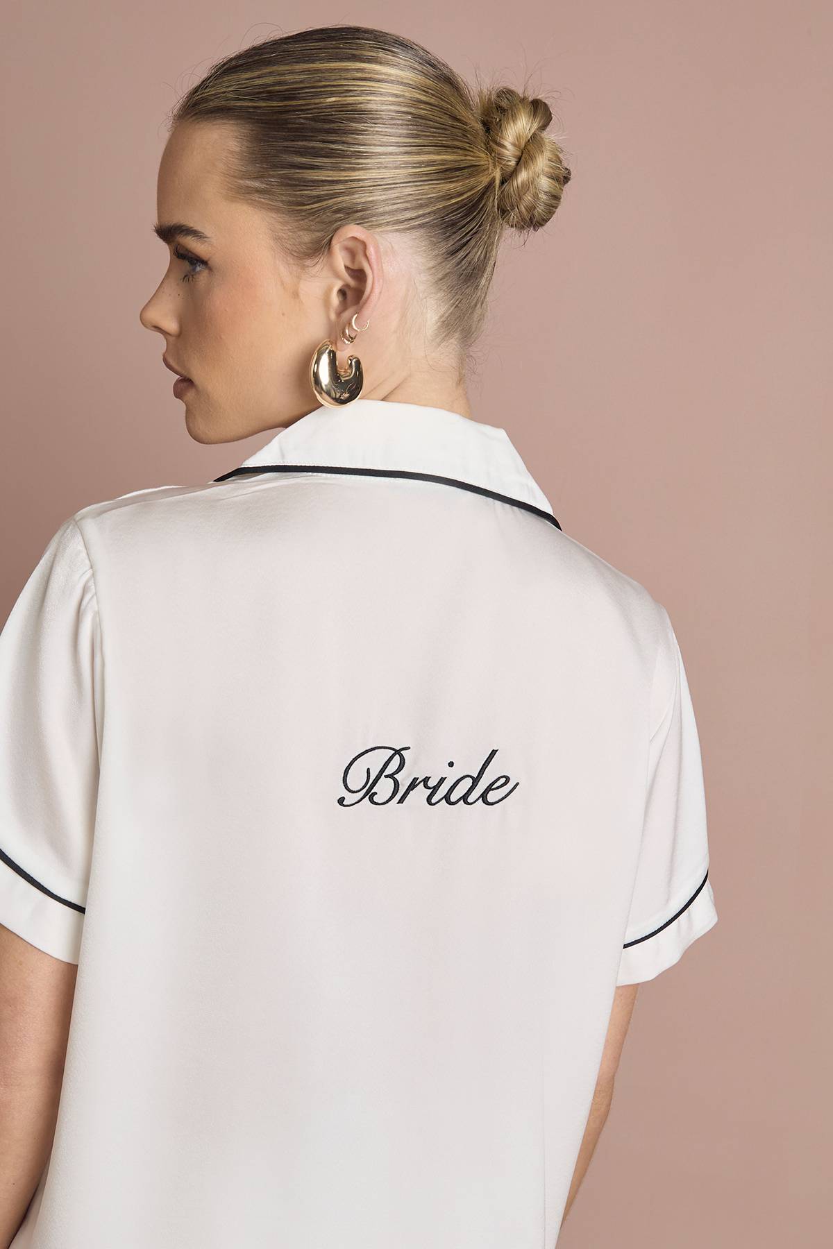 boohoo Ensemble Pyjama de Mariée 'Bride' en Satin Brodé avec Chemise à Manches Courtes et Short