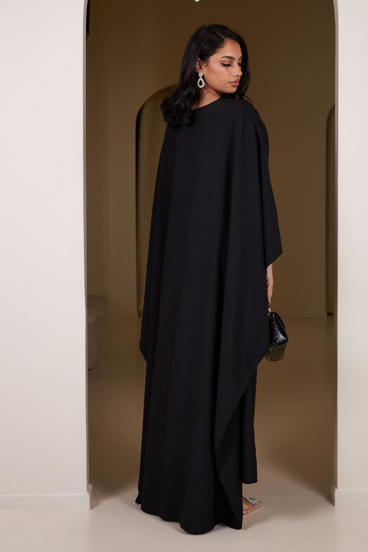 Robe noire ample à manches chauves-souris ceinturée