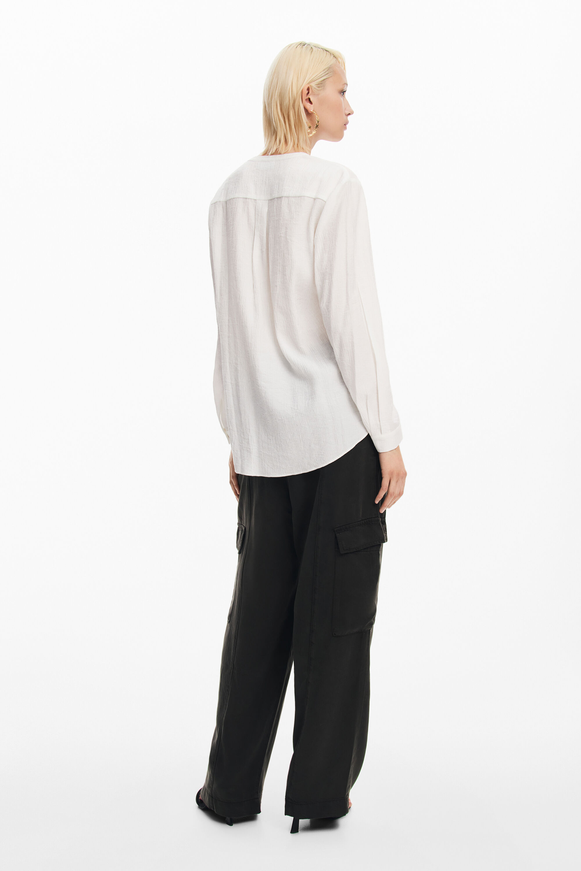 Blusa flor bordada