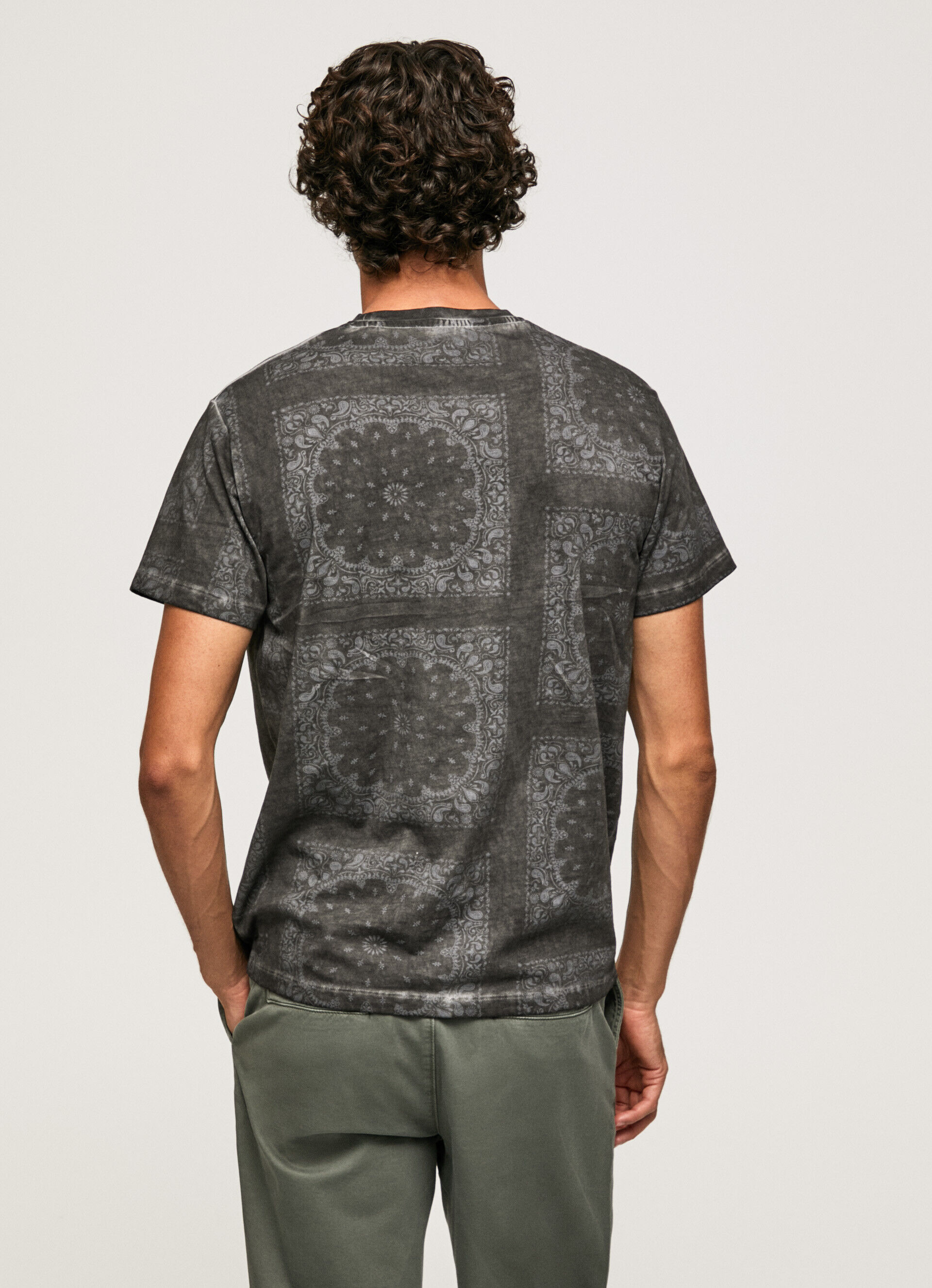 Camiseta de algodão com estampa de bandana - preta lavada
