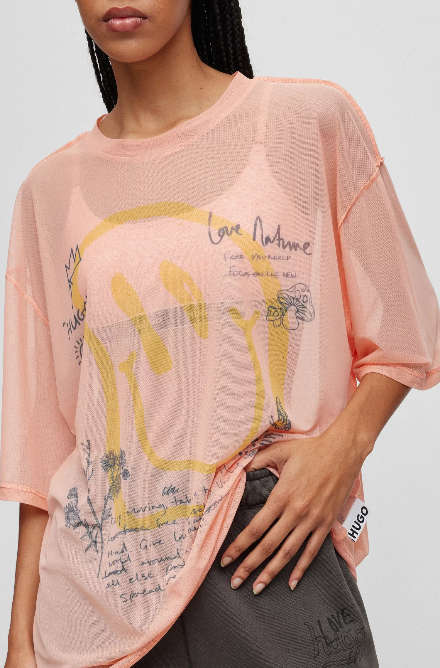 Camiseta HUGO vermelha de modelagem ampla em tela com estampas de rabiscos.