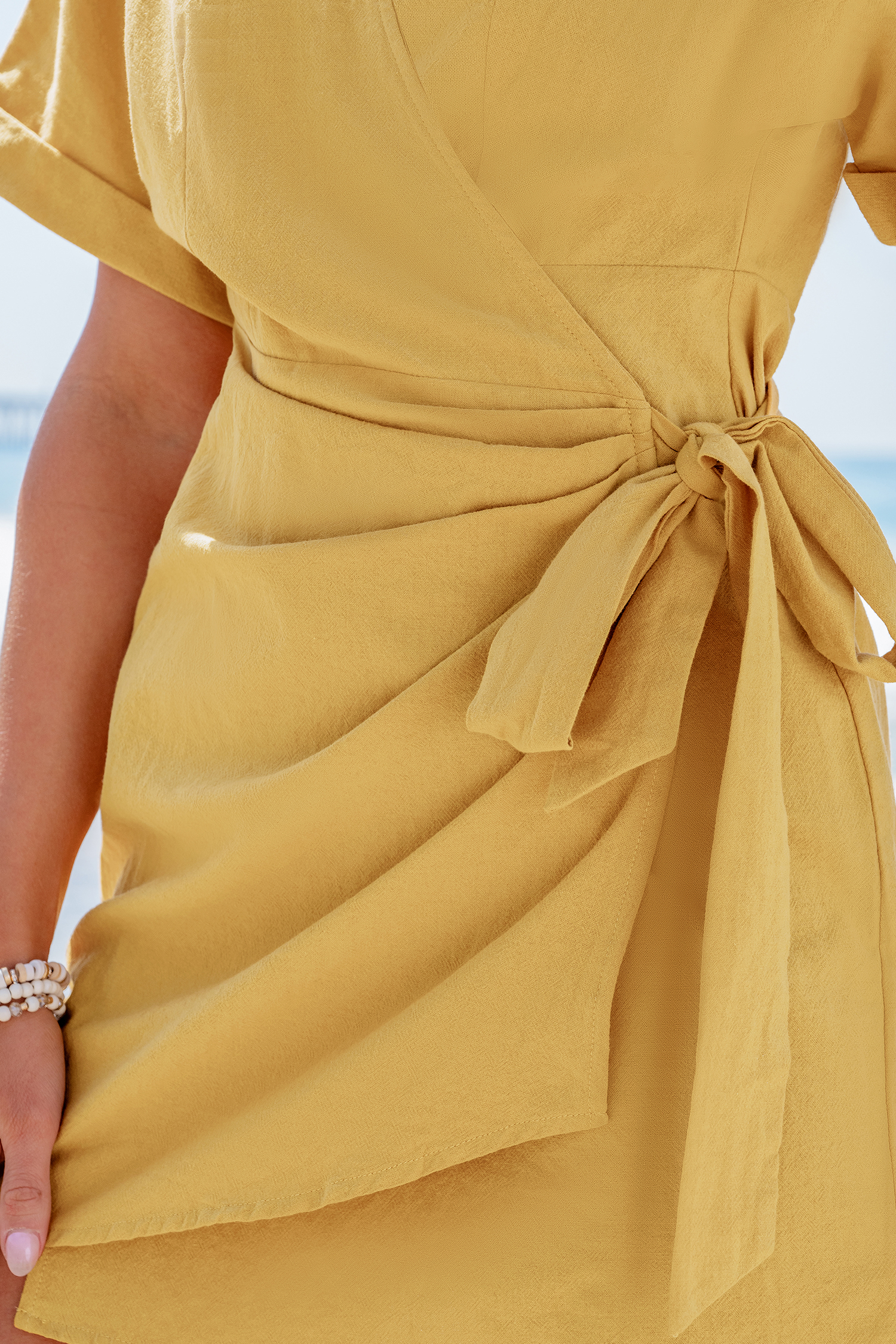 Robe mini en pur coton à emballage avec manches courtes jaune